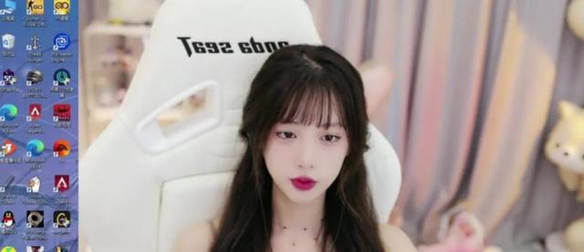 艾琳直播突发意外，肩带滑落险些走光，网友：故意的吧？