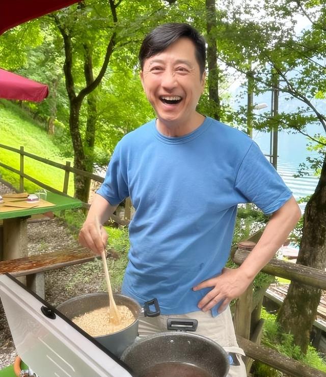 63岁庾澄庆和49岁妻子罕见同框，主播妻子张嘉欣状态超好