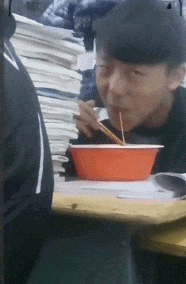 如何评价这个女主持人，主持了一半把丝袜脱了？