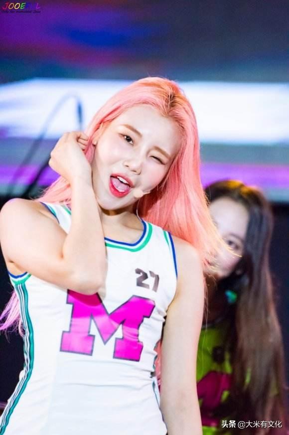 刷爆抖音的韩国灵魂舞者黄毛双马尾，硬是把女神洪真英跳成了伴唱