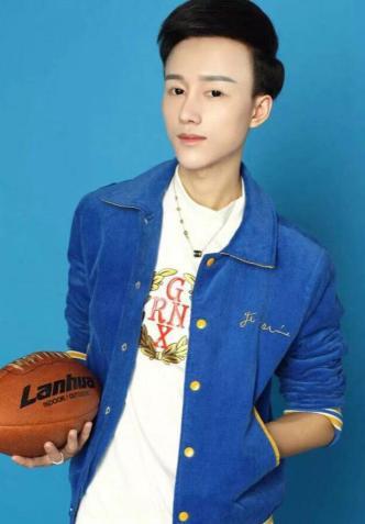 陌陌主播季风曝个人写真照 发动态以表感恩