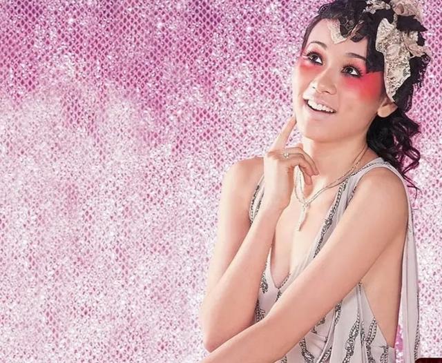 “消失”的港姐杨思琦:深夜直播唱歌、付费聊天,她经历了什么?