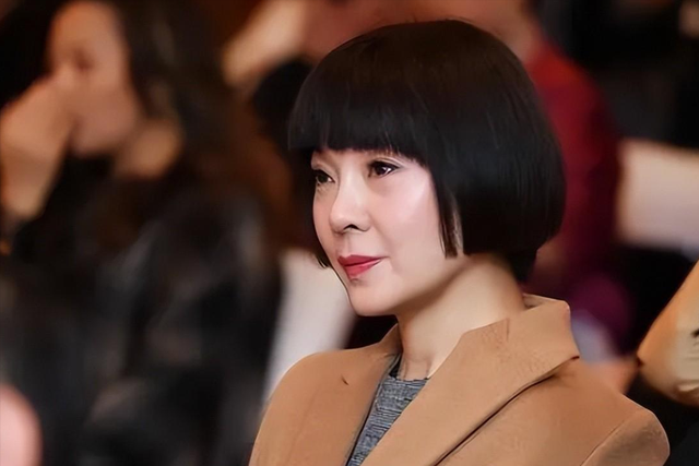 背叛丈夫跟医生相好,转移丈夫12 亿,靠一首歌在春晚爆红的她真狠