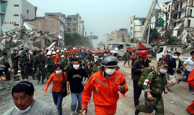 16年前,汶川女警揭衣露乳哺育9婴,归来连升四级,如今怎样了?