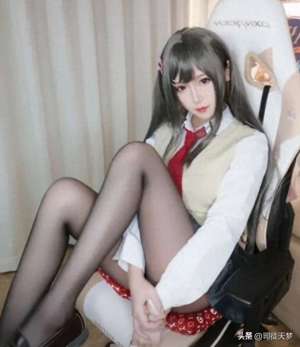 撕丝袜女主播(女主播直播手撕黑丝，还发出那种声音水友：良心主播)