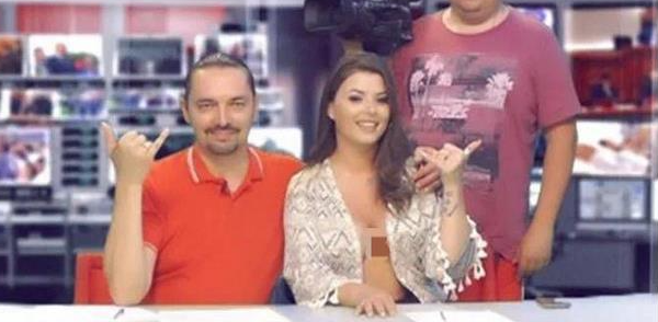 电视台上演内衣消失术,女主播们露球播报,观众每天准时收看!