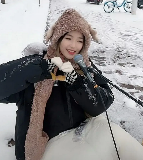 女网红大雪天在户外直播一整夜，一晚涨粉20万，直言钱比命重要