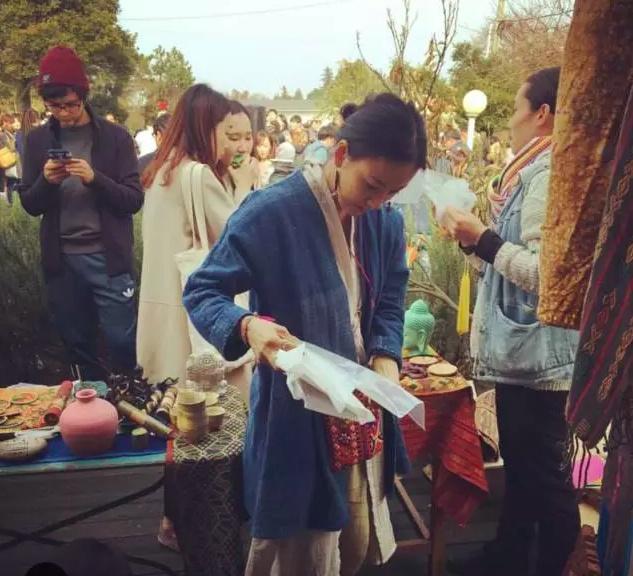 女明星突然宣布隐退：她因宗教得到救赎而出家，性感歌手变农妇