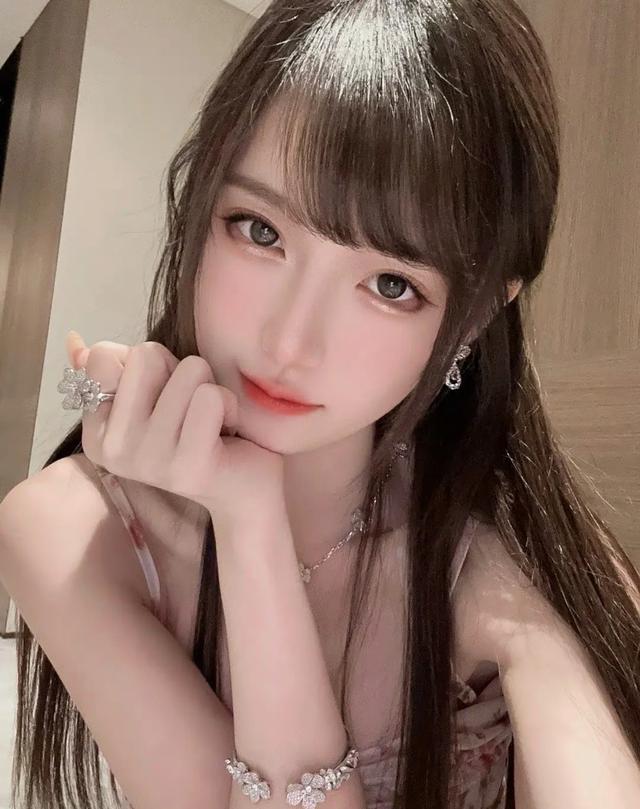 美女主播腐团儿，吊带连衣裙，香肩美背，御姐范十足！