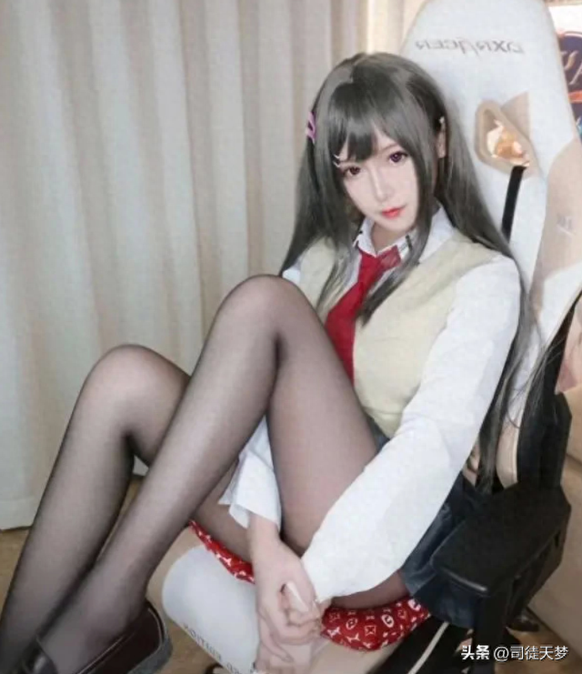 女主播直播手撕黑丝,还发出那种声音!水友:良心主播!