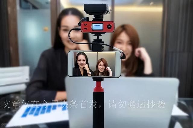 女主播表演“脱裤露乳”求榜一大哥打赏,网友:重赏之下必有勇妇