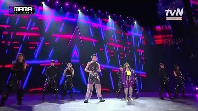 朴振英穿透明雨衣性感热舞，震惊王嘉尔表情上热搜