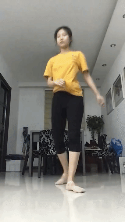 如何评价这个女主持人，主持了一半把丝袜脱了？