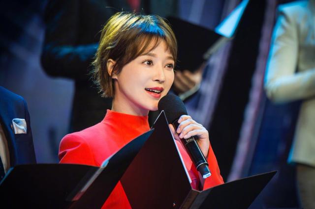 央视王冰冰之后，另一美女记者蹿红！被扒曾是全额奖学金留美硕士