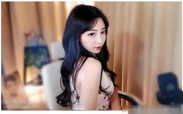 不堪入目！女主播忘关摄像头，换衣全过程被直播！