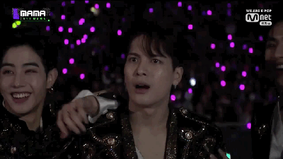 朴振英穿透明雨衣性感热舞，震惊王嘉尔表情上热搜