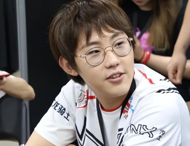 这还是2025年吗？S4冠军ADC六十胜率登顶韩服，UZI打上韩服千分