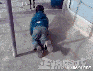 正惊GIF：有善口技者！美女肺活量惊人，一口气将鸡蛋从壳里吹出？