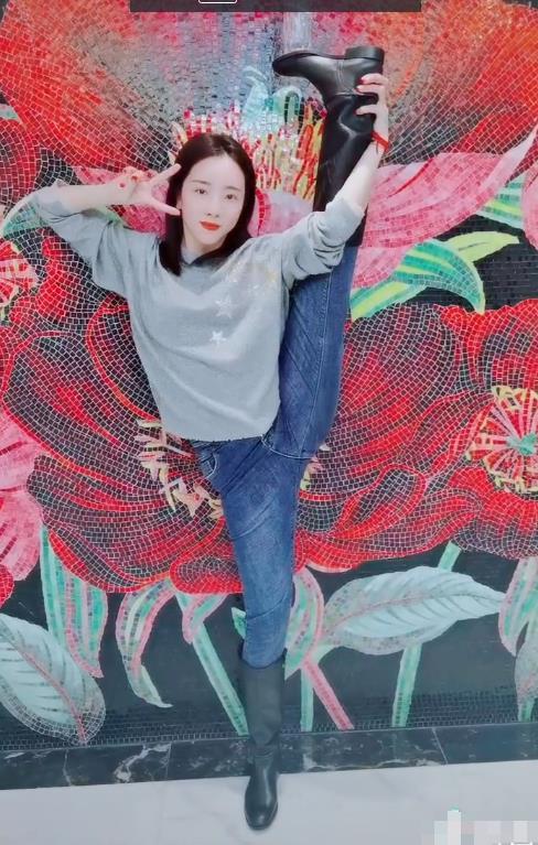 央视主持李思思秀一字马，紧身裤绷出傲人身材，柔韧性太好了