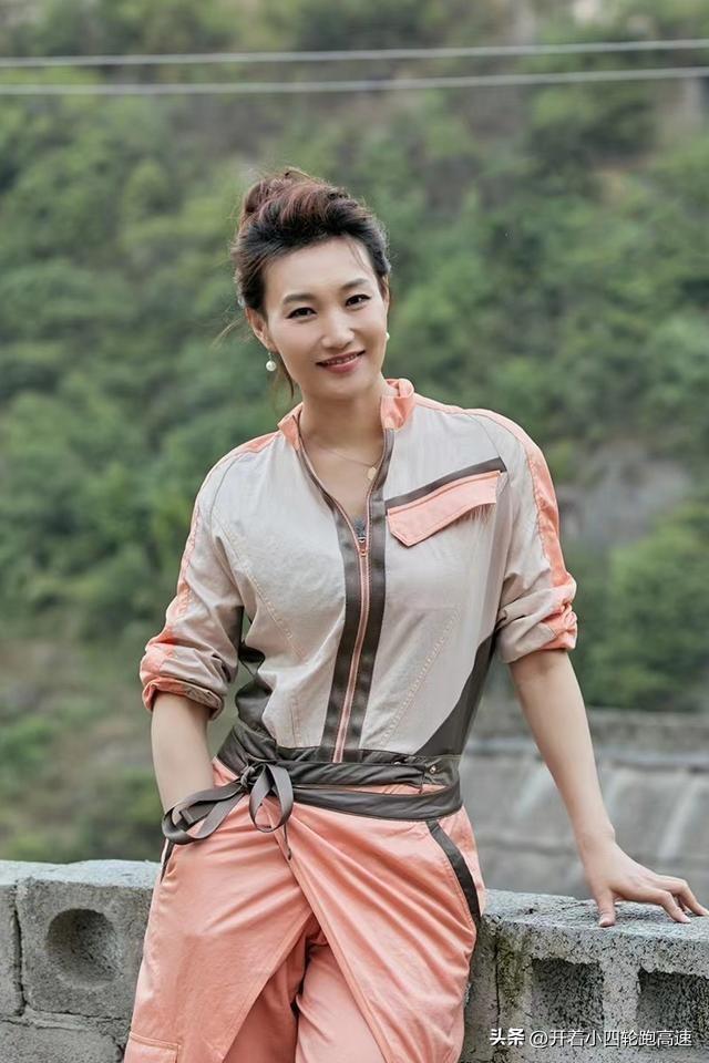 47岁李梓萌沈阳被偶遇，和180帅哥共舞吐舌头，穿紧身裤胯大腿粗