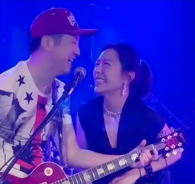 63岁庾澄庆和49岁妻子罕见同框，主播妻子张嘉欣状态超好