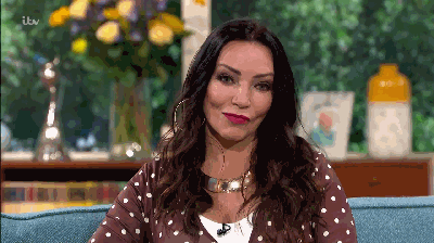 200多次相亲无果 49岁女模嫁6岁爱犬 电视台直播：婚礼画风如何？