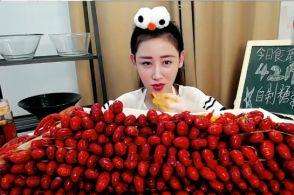 吃货女主播(美女吃播都是大胃王？镜头拉进才知道真相，原来是“假吃”)