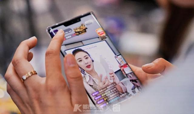 每天收六七百个快递，然后淘汰90%！快报夜访薇娅直播间，揭秘淘宝第一女主播的挑货经