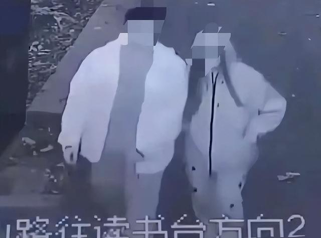 大瓜!情侣野外露骨行为被全程直播,翻录传播者遭到行政拘留