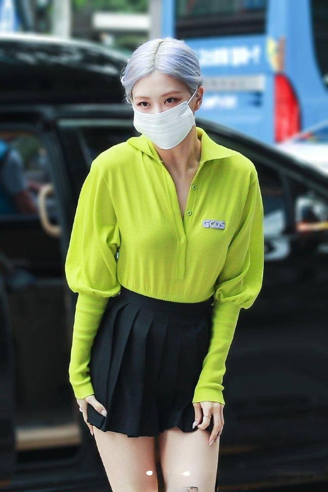 朴彩英上班私服超养眼！亮绿色上衣搭配百褶裙，真是时髦野玫瑰