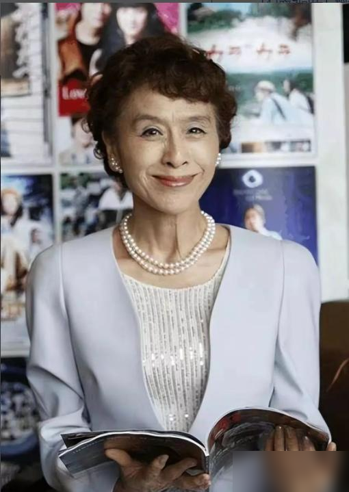 “不老女神”栗原小卷：78岁爱烫卷发，穿套装戴珍珠，好优雅