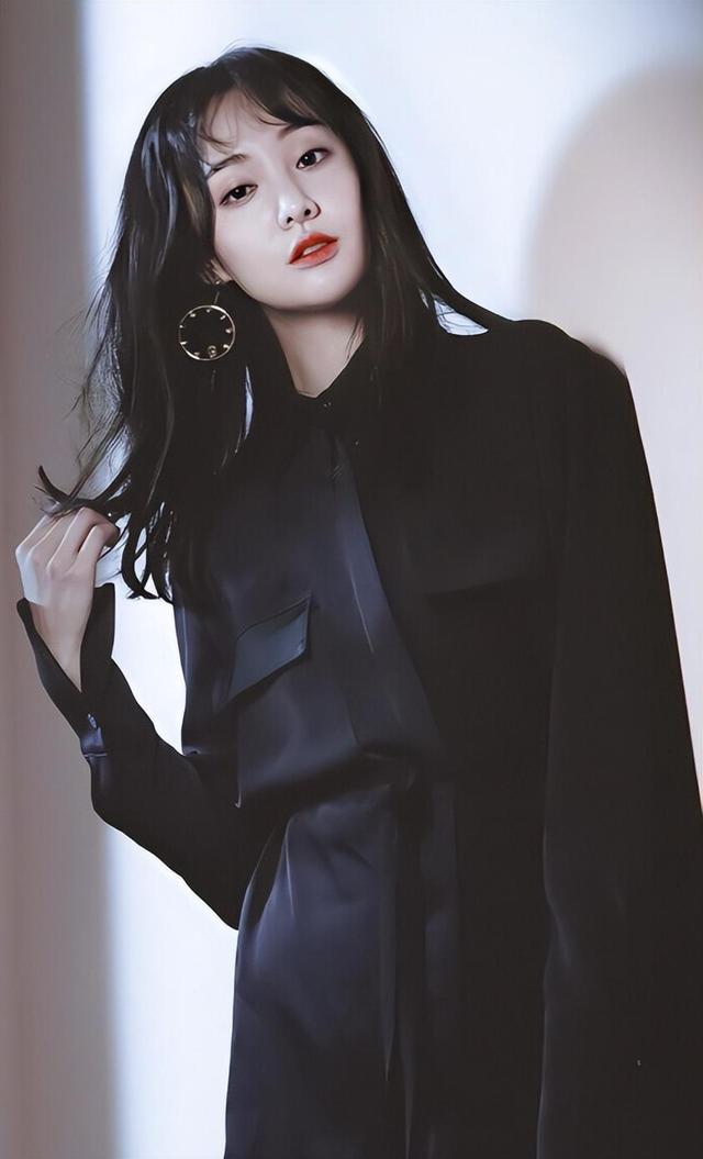 从“内娱顶流”到“全网封杀”，31岁郑爽是如何走向堕落的？