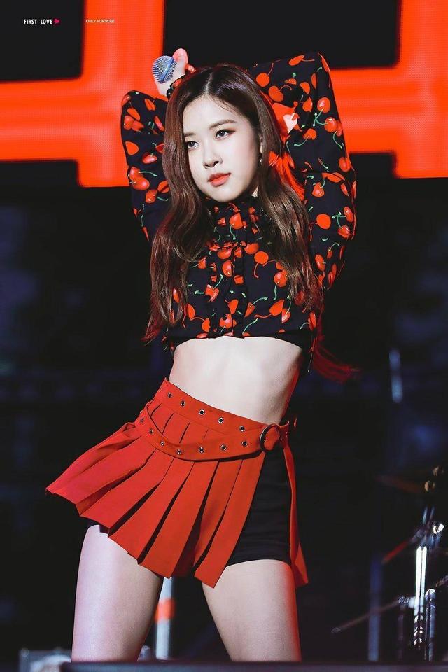 朴彩英上班私服超养眼！亮绿色上衣搭配百褶裙，真是时髦野玫瑰