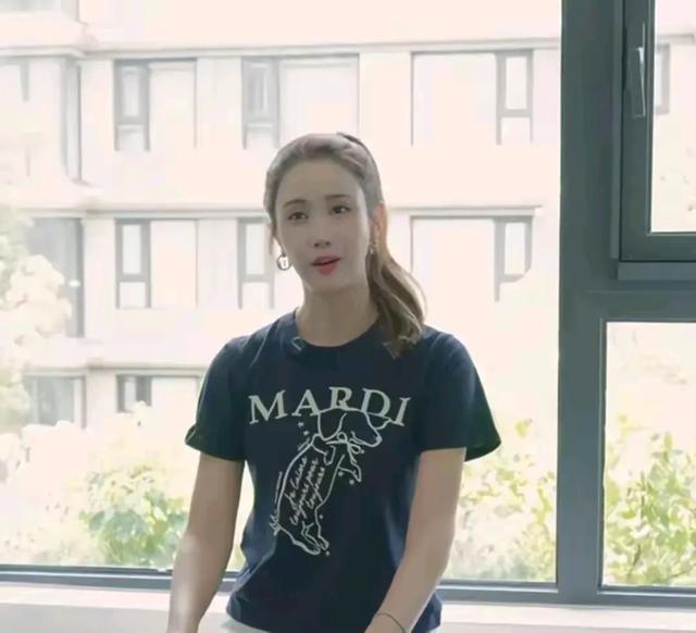 韩国女星李多海定居上海，直播带货若热议：是机遇还是挑战