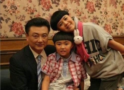 央视女主播李梓萌为显端庄大方戴14年假发，摘下假发的她像张曼玉