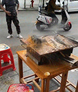 如何评价这个女主持人，主持了一半把丝袜脱了？