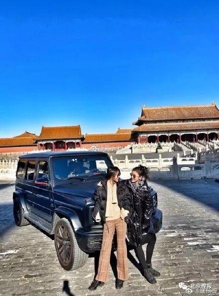 开大奔进故宫“女主角”被曝光：戴千万名表，住9万一平小区！人民日报评：一查到底