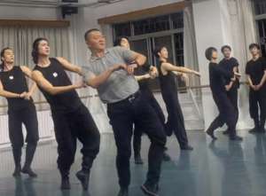 女主播青草热舞(因跳舞视频爆火，院长也很意外)