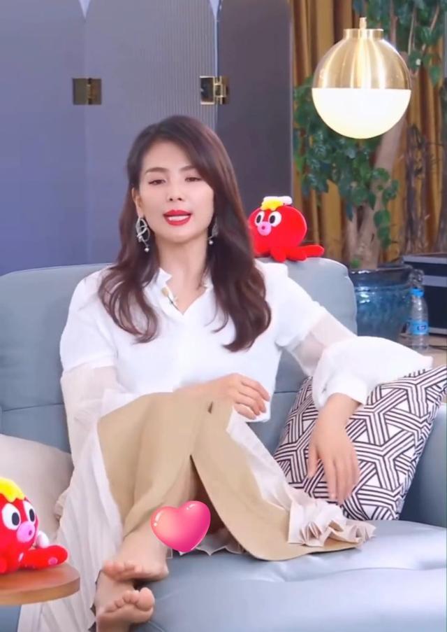 刘涛直播卖沙发太敬业！穿开叉裙赤脚躺沙发上，抬腿下来直接走光