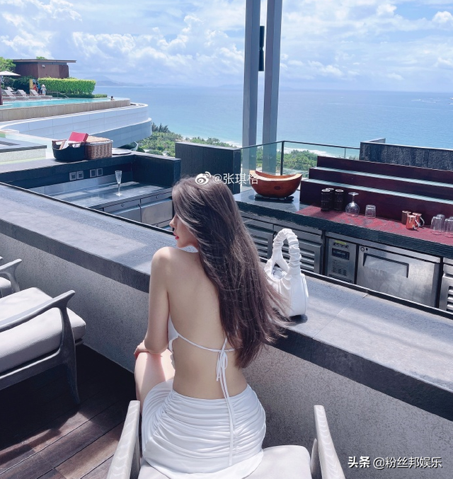 张琪格晒三亚露背照，素颜直播化妆脸色“苍白”，粉丝直呼不认识