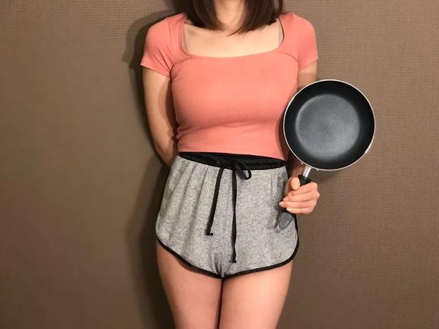 日本女主播在巨乳上打印广告,网友:完全没法拒绝