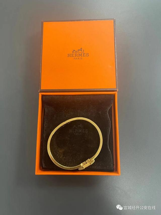 女主播偷走闺蜜爱马仕手镯,半年后在网上炫耀被闺蜜一眼认出