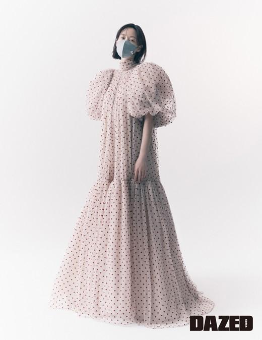 韩国女艺人李娜英拍口罩主题时装写真