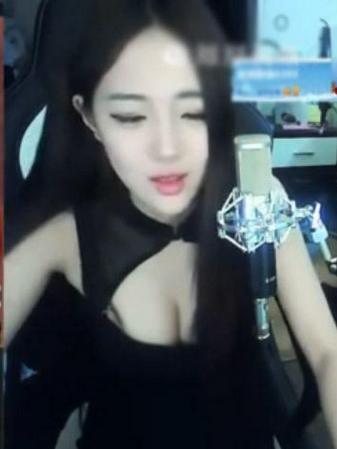 女主播直播游戏,网友称好大胆!