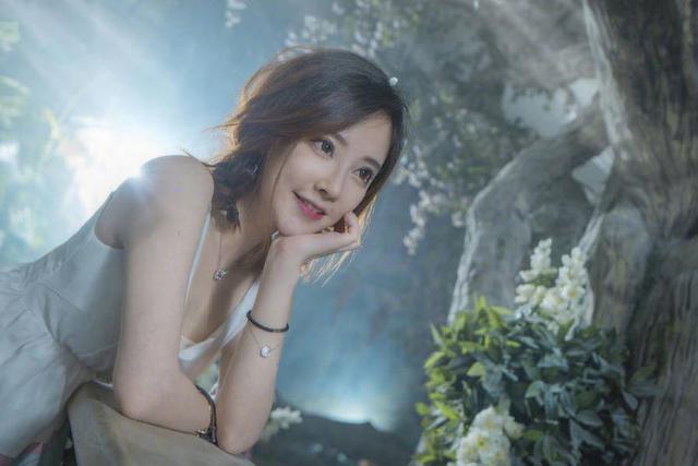 LOL冯提莫变身游戏奶妈 网友：快来奶我一下