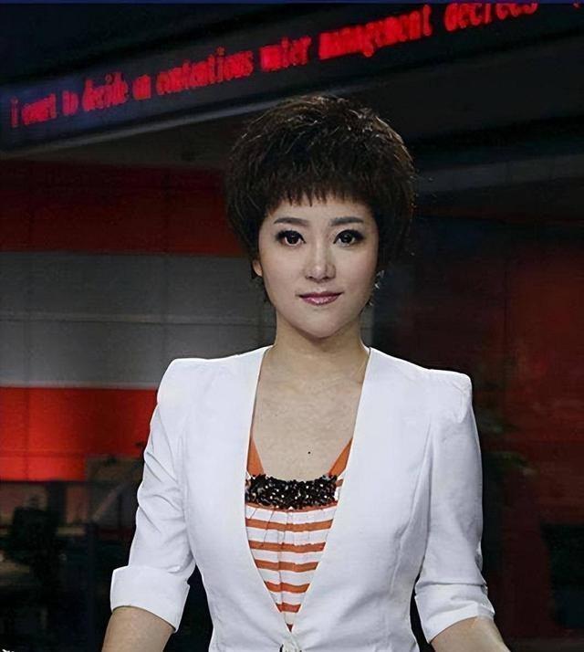 东方卫视四大美女主持,直播中爱穿高跟、黑丝袜