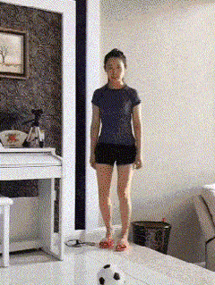 郑凯前女友程晓玥穿紧身裤直播，私处若隐若现，明星也开始擦边