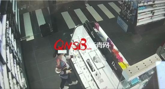 杭州女主播时薪1000元 因面试失败偷化妆品发泄