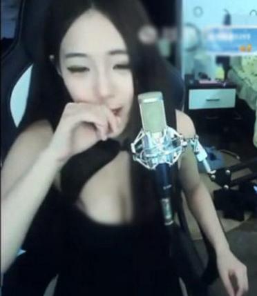 女主播直播游戏,网友称好大胆!