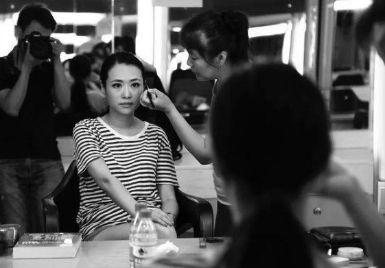 央视主播王曦梁，长腿颜值高3次主持《豪门盛宴》，工作21年0失误